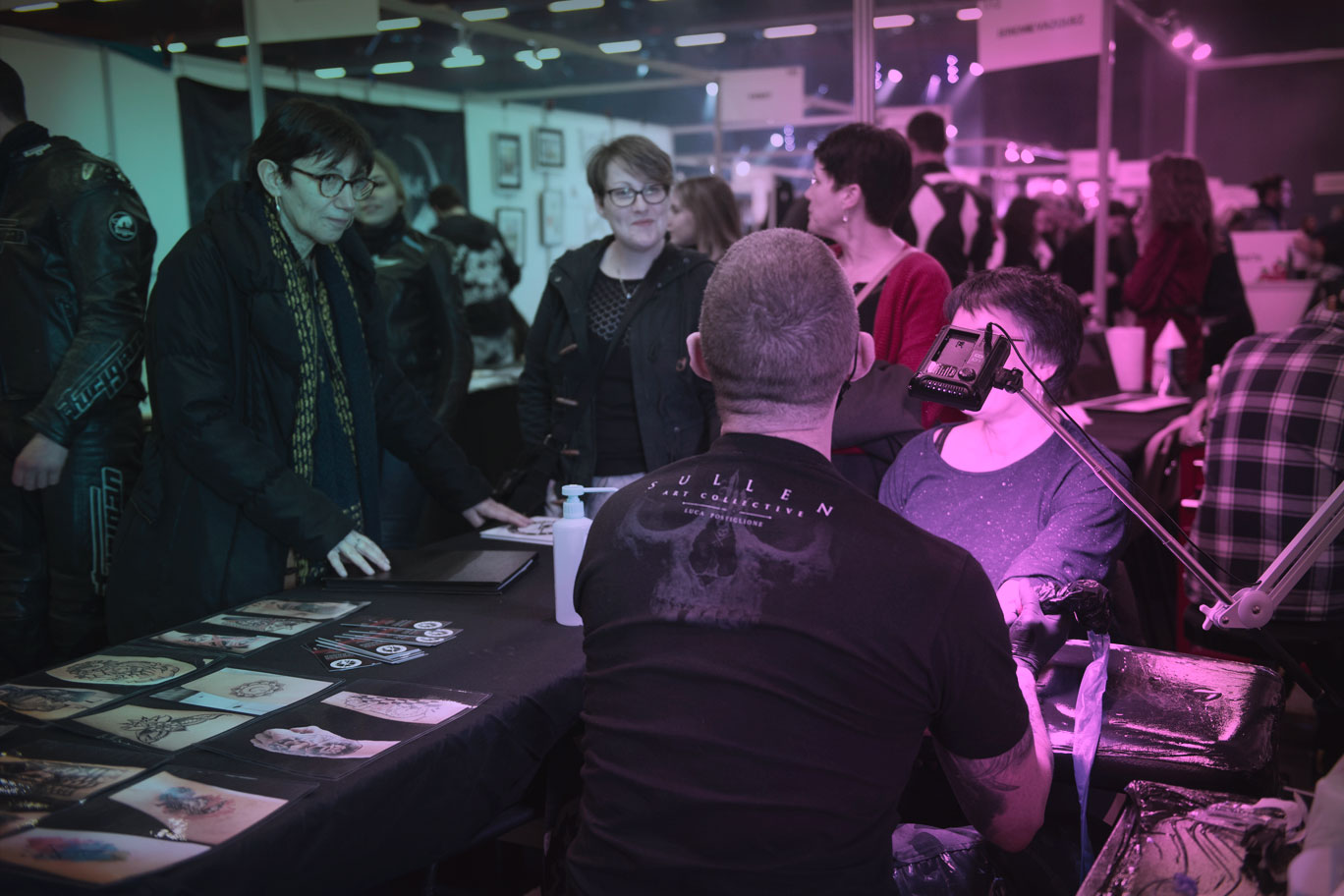 Tatouage en cours de réalisation - visiteurs - crédit photo Emma Mauger